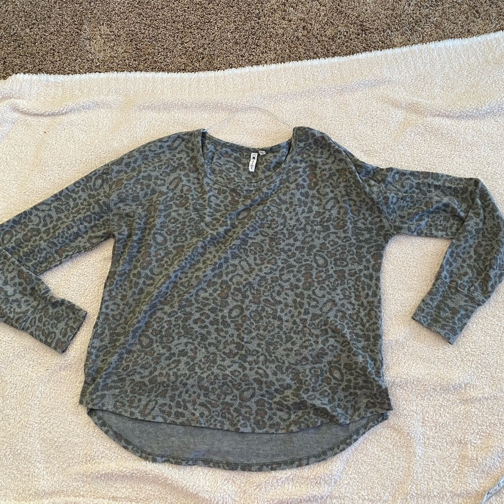 Cable and gauge brushed leopard print long sleeve crew neck top gray/black